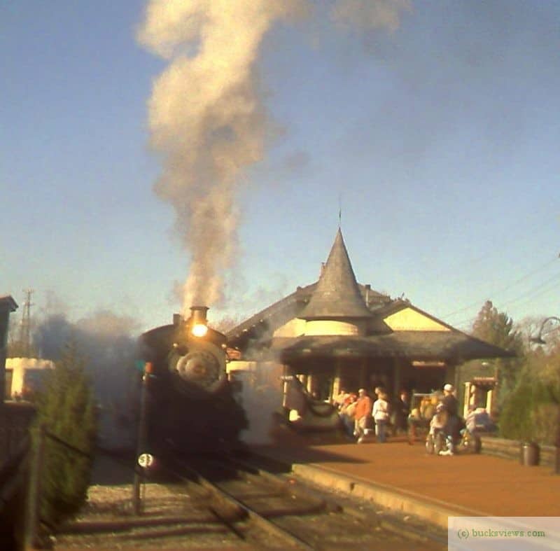 A Steam engine leaving the New Hope Station - 2004